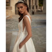 Robe de mariée Opal T 36 à 48 en Mikado Ivoire avec fente et poches ( Exclusivité Boutique)